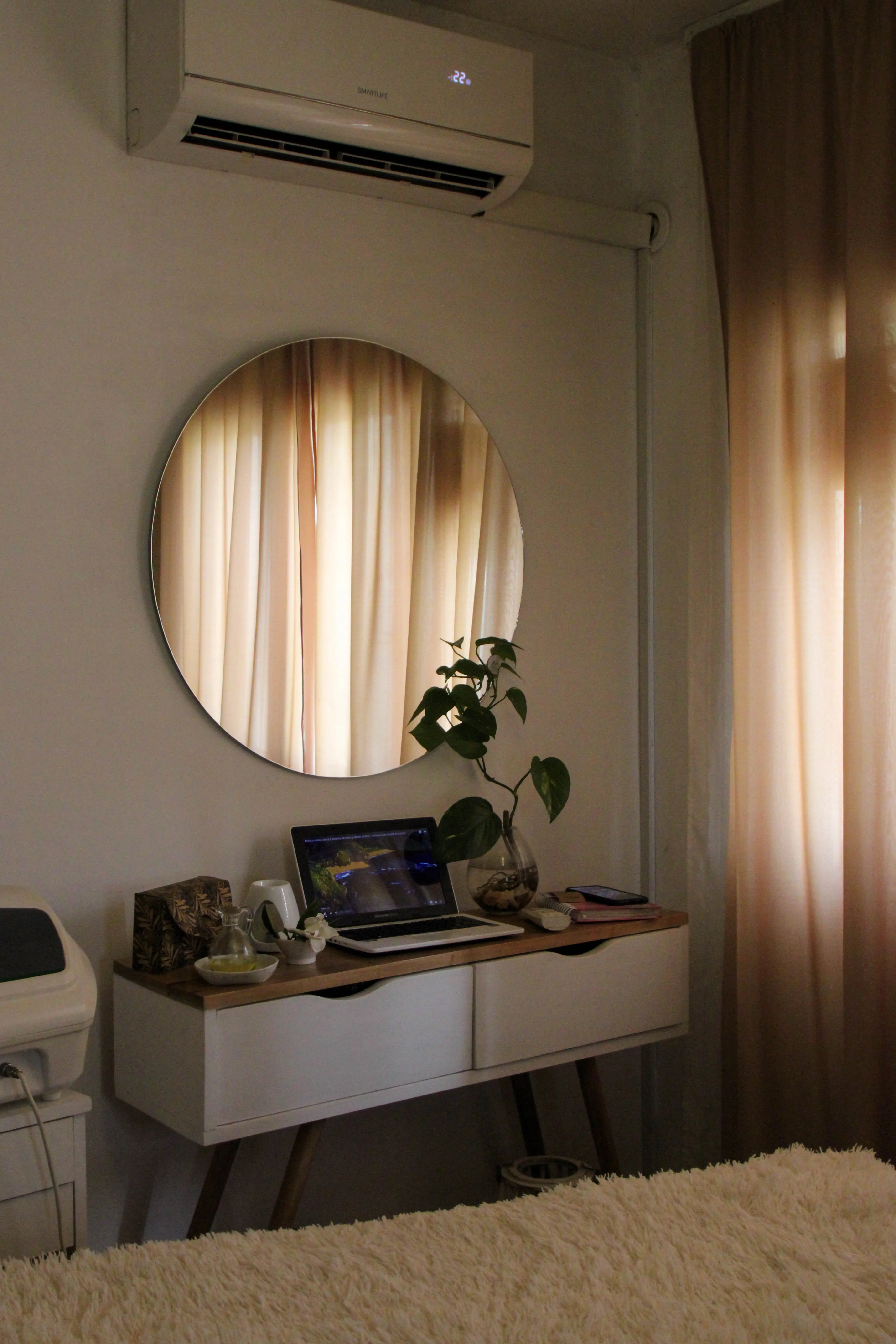 Fundadora del spa en un estudio de tratamiento luminoso y minimalista